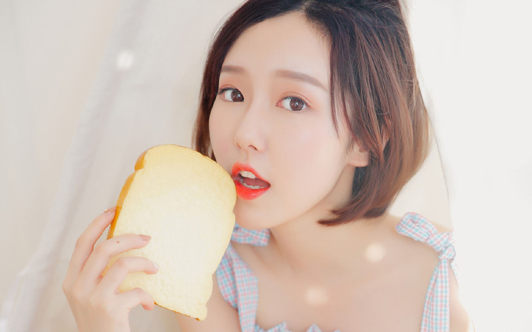 非常有意思，它融合了冷门、戏剧性和反常识这几个顶级体育故事的要素。一个门将（库尔图瓦）完成绝杀，且是为了一支亚洲球队（泰国）绝杀南美劲旅（智利）这本身就充满了唯一性和爆炸性